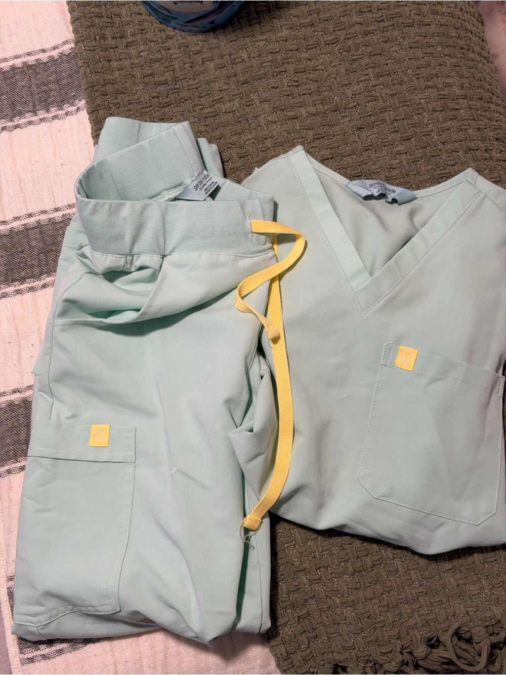 Garde malade Women's Mint Scrub Pants & Top Set with Yellow Accent